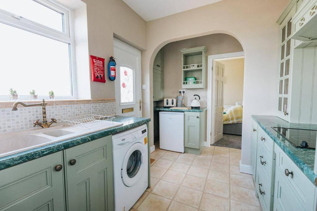 Beachfront Apartment - Ground Floor Apartment With Sea Views, Next To The Beach, Bridlington, North Yorkshire Bessingby Εξωτερικό φωτογραφία
